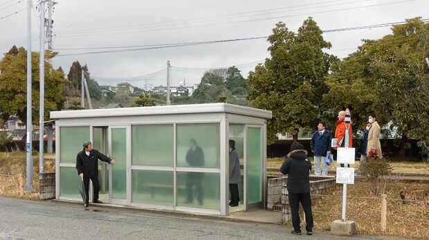 未沙さんが連れ去られたバス停では町と県の関係者が視察をしていた