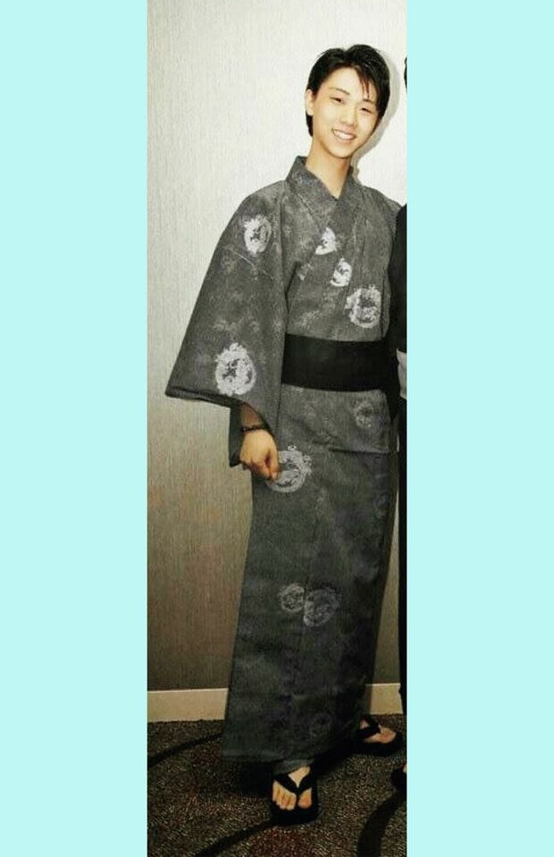 羽生結弦、キラキラなスケート衣装姿も素敵だけど、シンプルな浴衣も着こなしている（写真／公式SNSより）