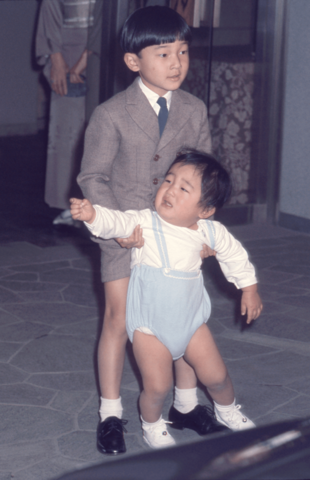 お子さまたちに見送られ、中南米訪問に出発する上皇（当時、皇太子）ご夫妻。幼い秋篠宮さまが泣き出す場面も（1967年5月9日）