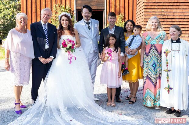 式のためにダイエットにも挑戦し2か月で9キロ減量。スウェーデンで弟一家や実父、友人に囲まれ温かい式を挙げた。愛の誓いを交わす最中に夫・小田井が号泣し、つられてみんなで号泣したそう