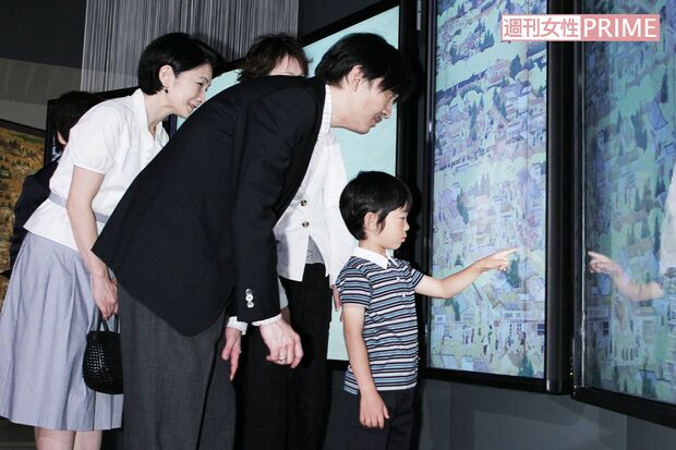 2012年8月、東京・赤坂のサントリー美術館で開かれた『おもしろびじゅつワンダーランド』展を観覧された。悠仁さまは、京都の街を描いた『洛中洛外図屏風（らくちゅうらくがいずびょうぶ）』のデジタル画像で天皇が住む内裏（だいり）を興味深くご覧になられた。