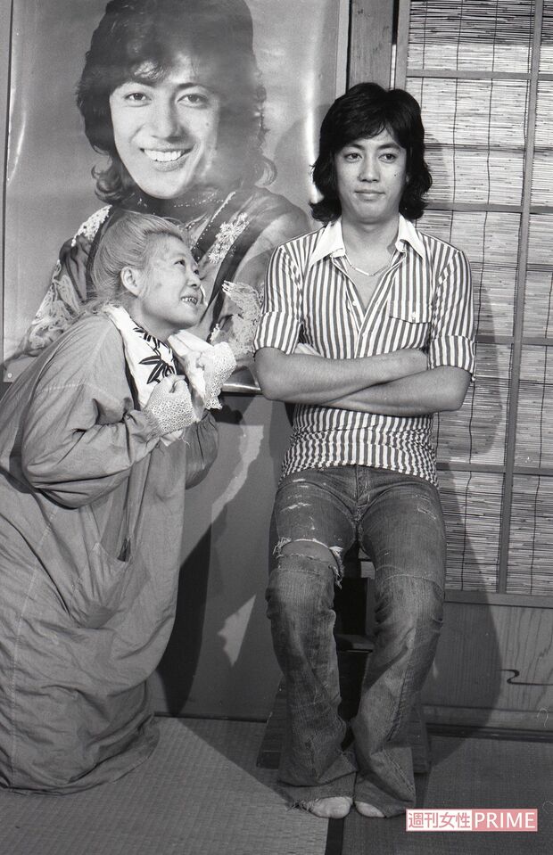 ドラマ『寺内貫太郎一家』にゲスト出演した際、“ジュリー”ポーズの故・樹木希林さんとポスター前で記念撮影（'74年撮影）写真／週刊女性写真班