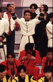 NHK『アイドルオンステージ』収録にて。光GENJIの諸星和己。下段はTOKIO