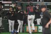 2026年3月6日の台湾戦、満塁ホームランを放った大谷翔平と「お茶たてポーズ」で出迎える北山亘基