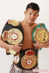 2010年、日本人選手としては初となる世界王座3階級制覇を達成