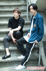 右から平間壮一、柿澤勇人　撮影／廣瀬靖士