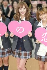 ケータイ小説が原作の映画『天使の恋』で初主演を務めた佐々木希（写真中央／2009年）