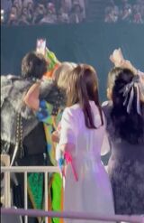 ファンのスマホで“自撮りファンサ”を行う『HiHi Jets』の猪狩蒼弥（奥右）と『Aぇ! group』の佐野晶哉（ツイッターより）