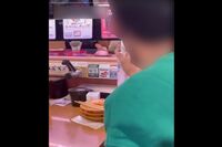 《寿司に消毒スプレー噴射》“史上最悪の迷惑動画”の中学生に降りかかる「個人特定」「新たな動画拡散」「…