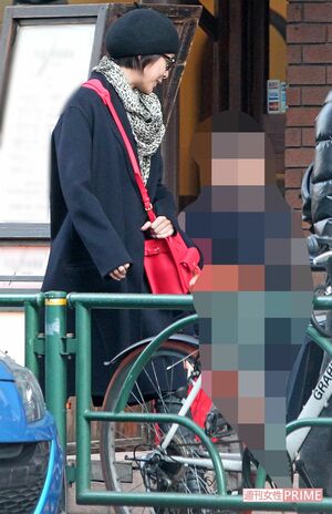 息子とデート中、仲よさそうに会話をする竹内結子さん（2014年2月2日）