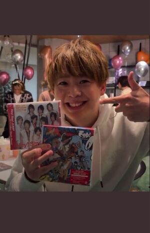 インスタライブでかつてリリースしたCDを紹介する有岡大貴