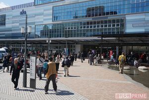 平日でも多くの観光客が訪れる熱海駅前。さびれた温泉街とは、もう言わせません!