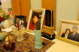 位牌、遺影とともに並ぶ思い出の写真。美男美女で仲よし、お似合いのご夫婦だ