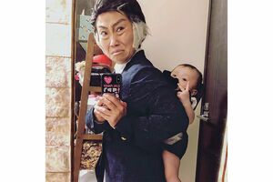 キンタロー。が、まさかの中野渡頭取(北大路欣也)に……! 今年1月に誕生した愛娘をおぶって。似てないのに似て見えてきてしまうミラクル(本人インスタより)