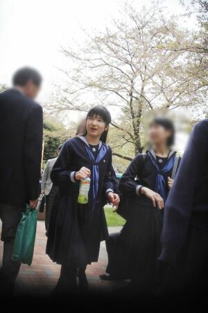  ペットボトルのお茶を持ちながら、お友達と春のひとときを楽しまれた(4月12日)