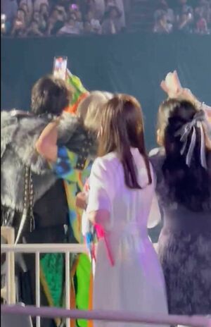 ファンのスマホで“自撮りファンサ”を行う『HiHi Jets』の猪狩蒼弥（奥右）と『Aぇ! group』の佐野晶哉（ツイッターより）