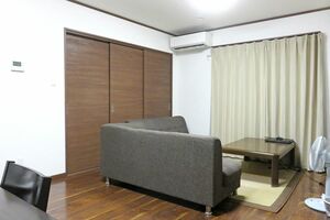 窓の前や部屋の真ん中に家具などは置かず、エアコンと扇風機のW使いをすれば、暑いのを我慢せずに電気代が抑えられる!※写真はイメージです