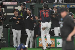 2026年3月6日の台湾戦、満塁ホームランを放った大谷翔平と「お茶たてポーズ」で出迎える北山亘基