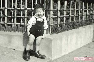父の靴をはいて笑顔を見せる渡辺。祖父母が大好きだったという