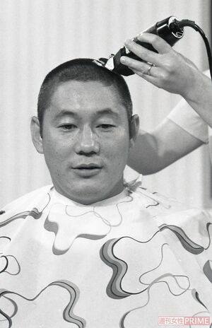 『戦場のメリークリスマス』撮影のために頭髪を刈り込むたけし