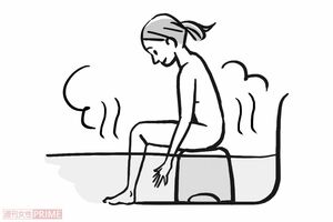 汗腺トレーニング「手足高温浴」（イラスト／上田英津子）