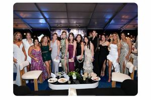 ドジャース妻の集合写真。右から4番目の黒いドレスが真美子夫人（ladodgerwives公式インスタグムより）