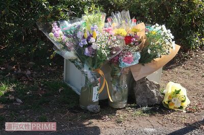 事故現場に供えられた花やお菓子