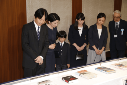 「学童疎開船を語り継ぐつどい2014」で、生存者が描いた絵などを見学する秋篠宮ご一家（2014年8月16日）