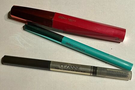 愛用のプチプラコスメでトレンドを取り入れている（写真提供／地曳いく子さん）