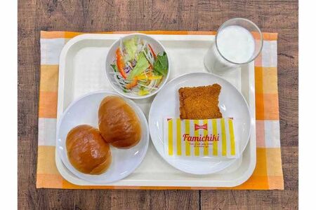 埼玉県狭山市内の公立小中学校23校の給食に提供される予定の『ファミチキ』(ファミリーマート公式サイトより、画像はイメージで実際に提供されるメニューとは異なるとのこと)