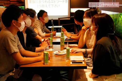 銀座の一角にあるレストランで、マスク姿の男女がトークする姿は印象的