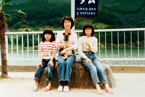 妹、母と。妹とは今でも仲がよく、何でも話せる関係