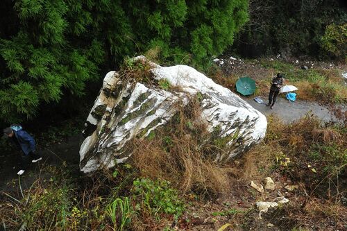 山から落ちてきた巨石が道を塞いだ