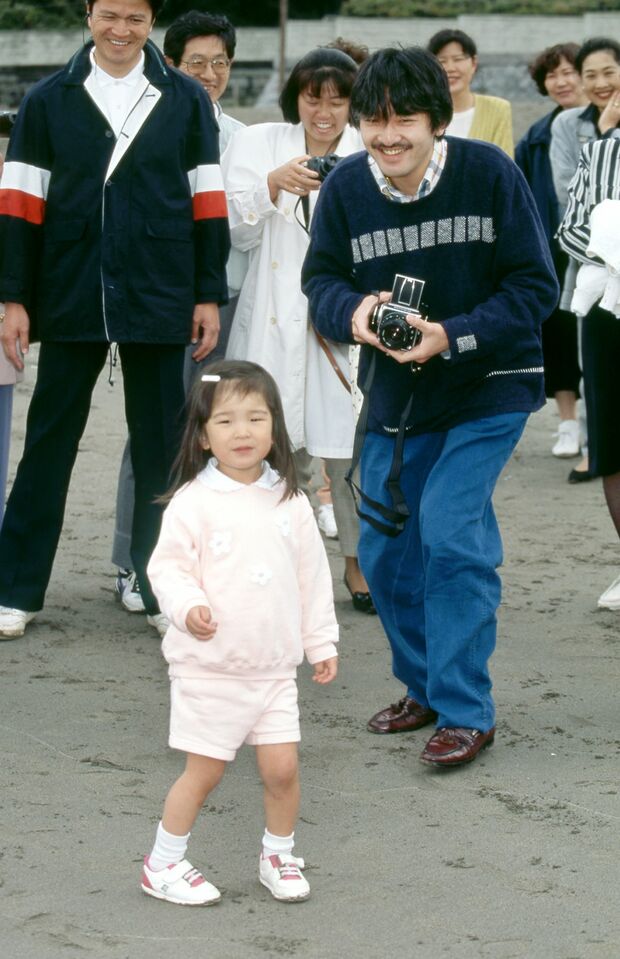 葉山の海岸で遊ばれる3歳のころの眞子さまを写真に収めようとされる秋篠宮さまの姿は普通の“パパ”（'95年5月）