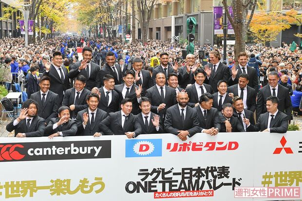 最後は「ONE TEAM！」のかけ声で記念撮影。まさに泣き笑いのパレードでした☆ 　撮影／渡邉智裕