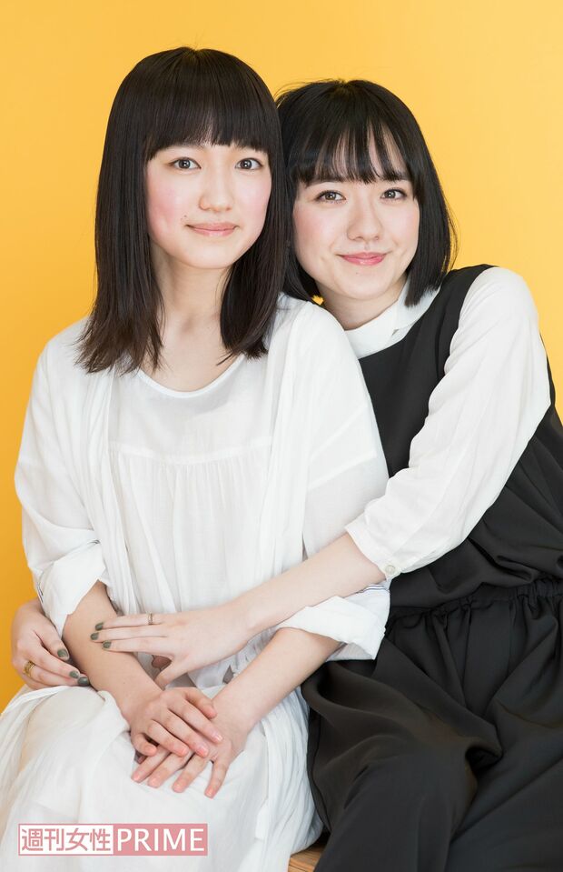 左から八木優希、小島藤子　撮影／高梨俊浩