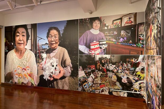 「MuseumofMom'sArt・ニッポン国おかんアート村」の会場風景。おかんたちの巨大パネルが並ぶ