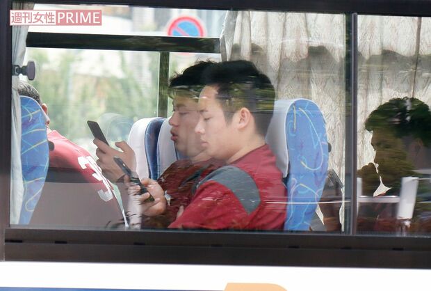 5月29日、ホテルから出てバスに乗り込んだ松井
