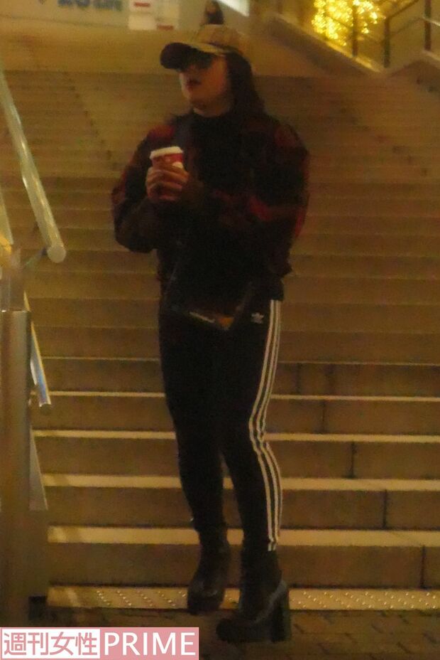 キャップにジャージでカジュアルなブルゾンちえみ