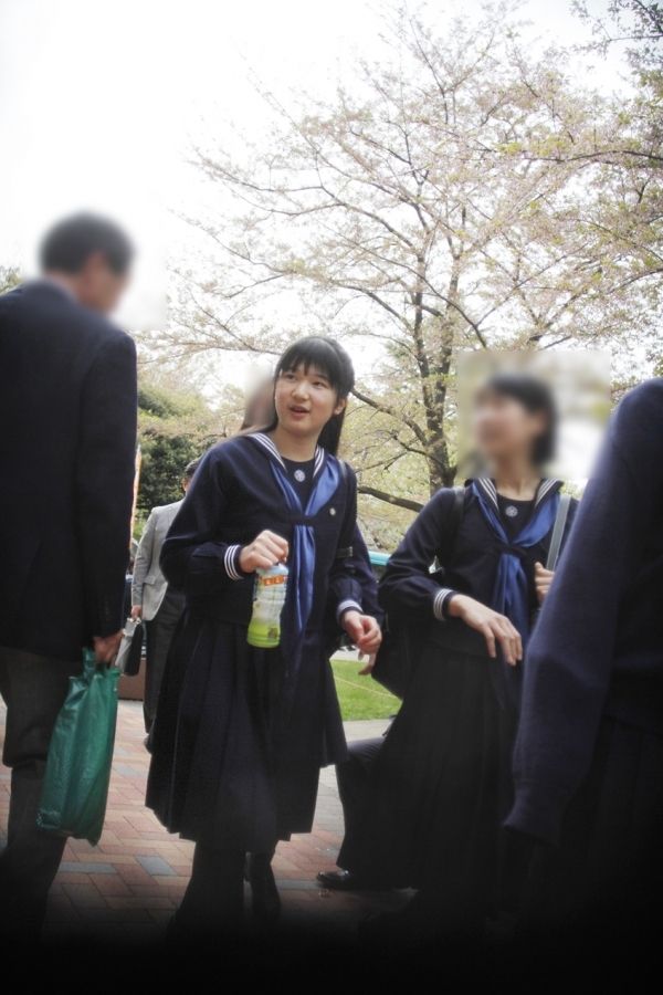  ペットボトルのお茶を持ちながら、お友達と春のひとときを楽しまれた(4月12日)