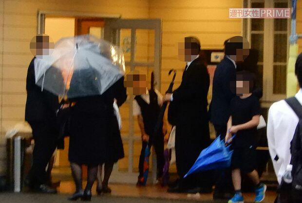 璃奈さんの通夜には会場に入りきれないほどの弔問客が訪れた。中には同級生らしき小学生の姿も