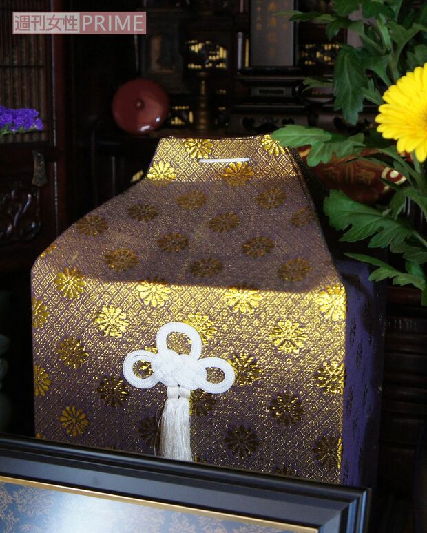 遺骨が見つからず、手紙などを入れた骨壺は仏壇に安置されたままで（撮影／渡辺高嗣）