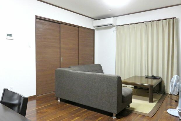 窓の前や部屋の真ん中に家具などは置かず、エアコンと扇風機のW使いをすれば、暑いのを我慢せずに電気代が抑えられる！※写真はイメージです