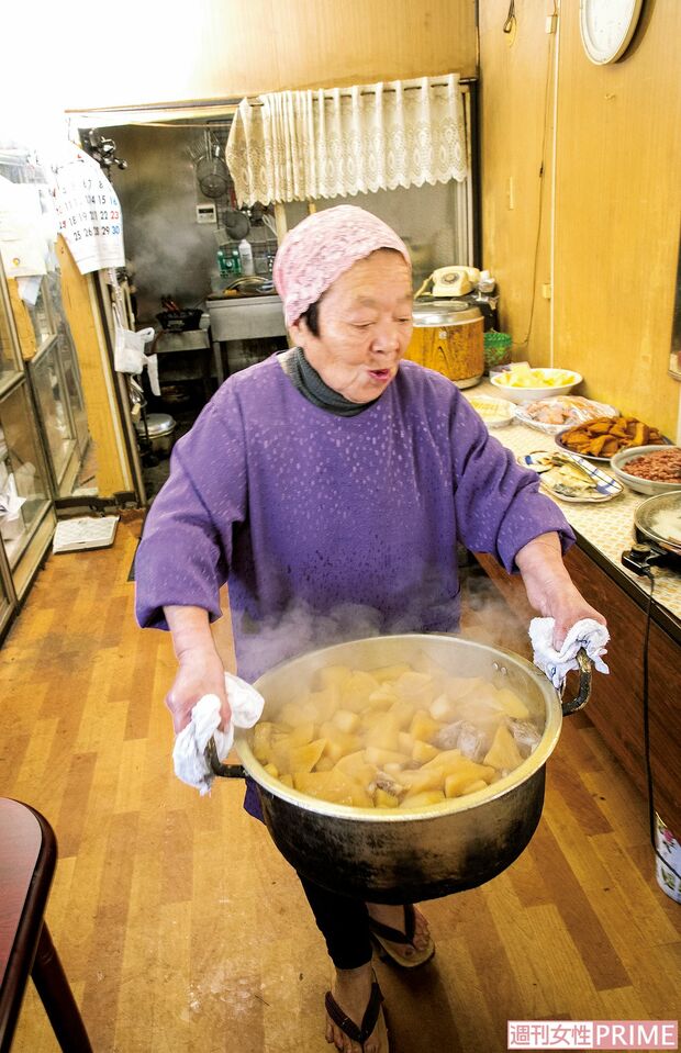 年中素足に下駄ばきの店主・田村はつゑさん　撮影／原田 崇
