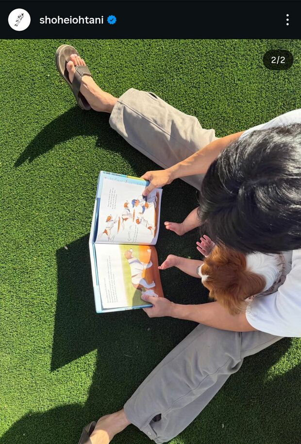 愛娘とデコピンと絵本を読んでいる大谷翔平（インスタグラムより）