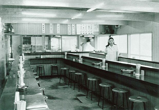 昭和41年、本社前にドライブイン型うどん店をオープン!