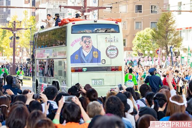 鈴木、瑛太らが乗ったバスの周りには、人だかりが！　撮影／廣瀬靖士