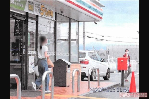 コンビニで生理用品などを購入したB子さんと電話中の市長