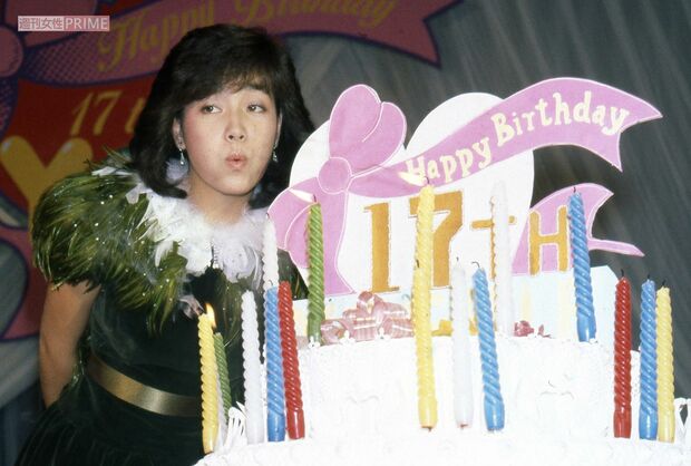 17歳の誕生パーティーで大きなケーキに喜ぶ柏原芳恵
