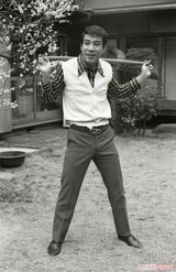 '76年、自宅の庭で稽古中の十二代目團十郎さん。この翌年に海老蔵が誕生した